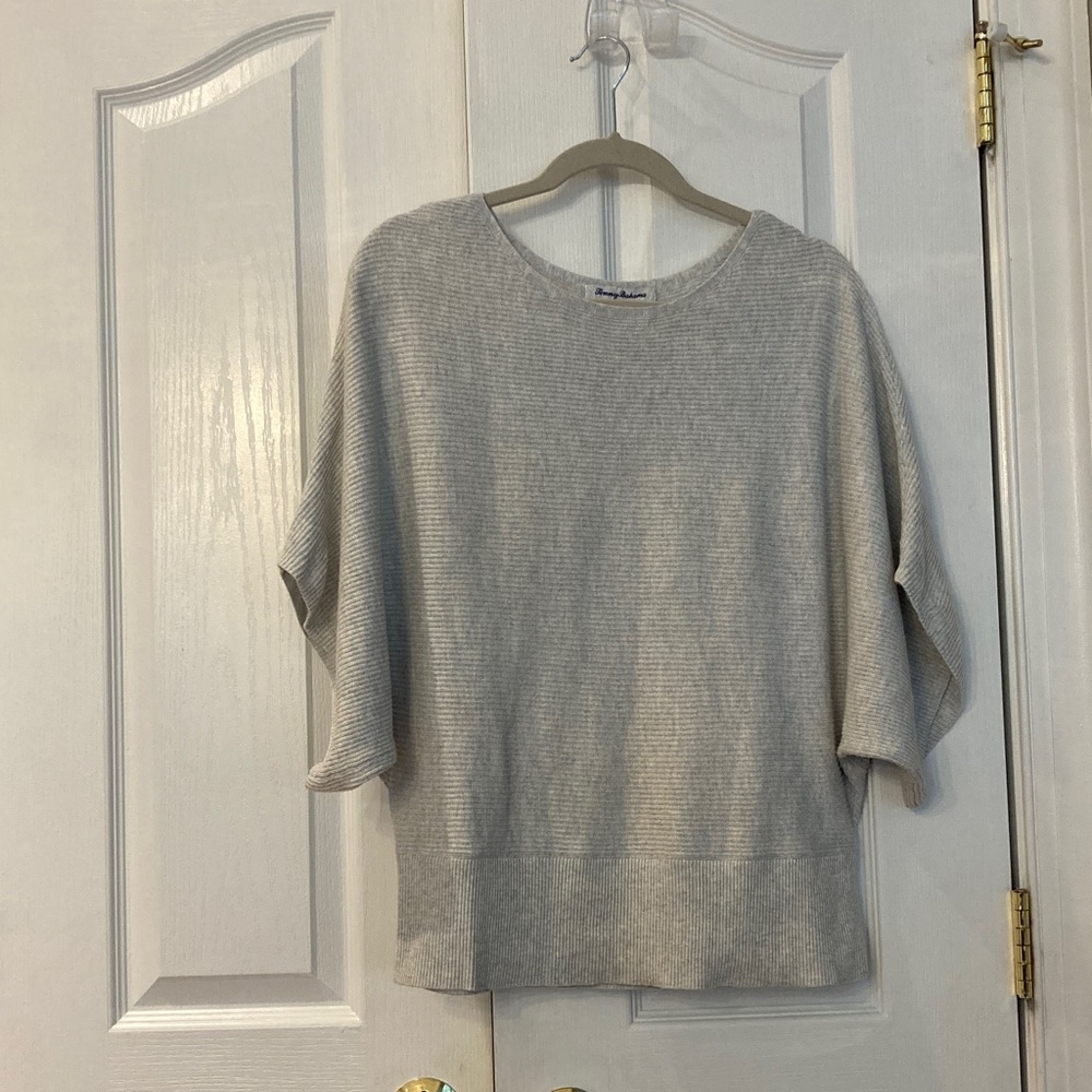 Tommy Bahama Dolman Sleeve 3/4 Sleeve Lightweight Sweater. Size M in Lt. Gray